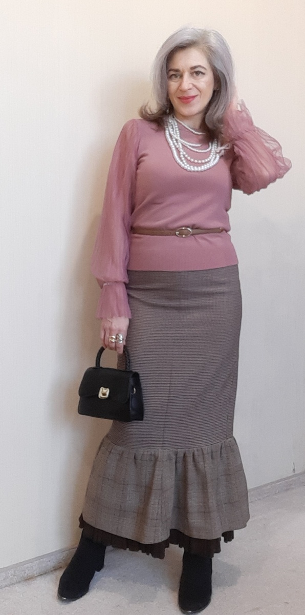 Юбка их двух юбок и джемпер из секонд-хэнда.