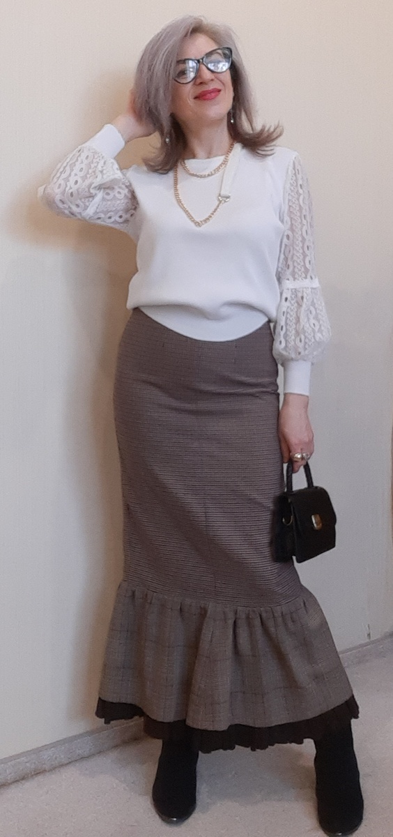 Юбка их двух юбок и джемпер из секонд-хэнда.