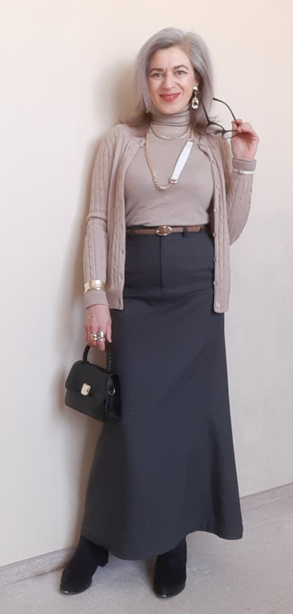 Юбка из брюк, водолазка и кардиган из секонд-хэнда.