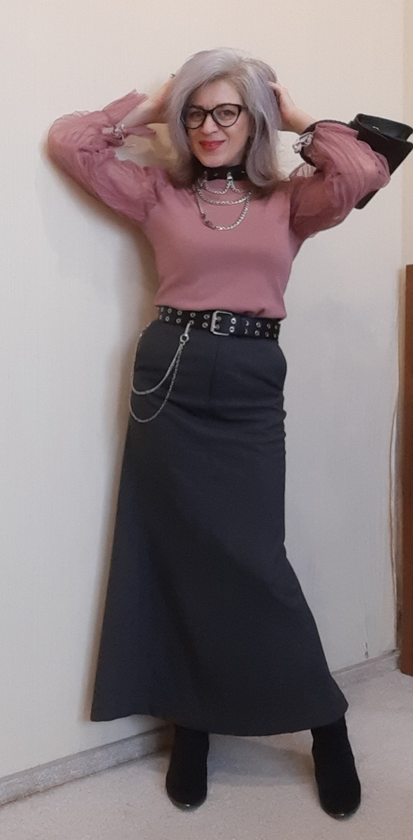 Юбка из брюк и джемпер из секонд-хэнда.