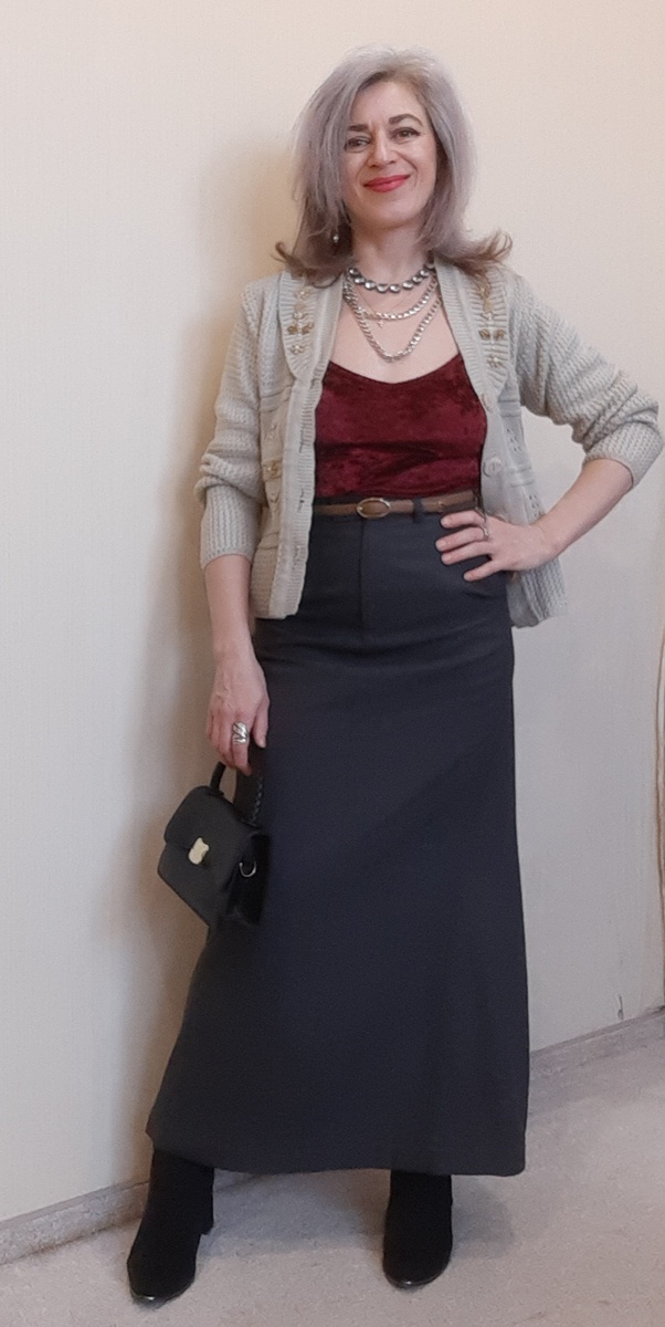 Юбка из брюк, топ и кардиган из секонд-хэнда.