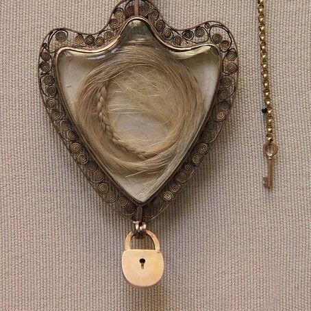 так мог выглядеть медальон Элен