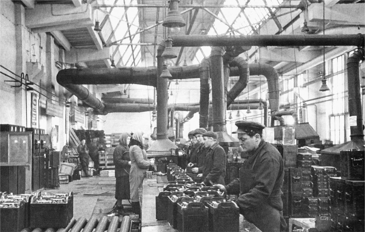 Цех сборки автомобильных аккумуляторов (фото с сайта "Курская слобода")