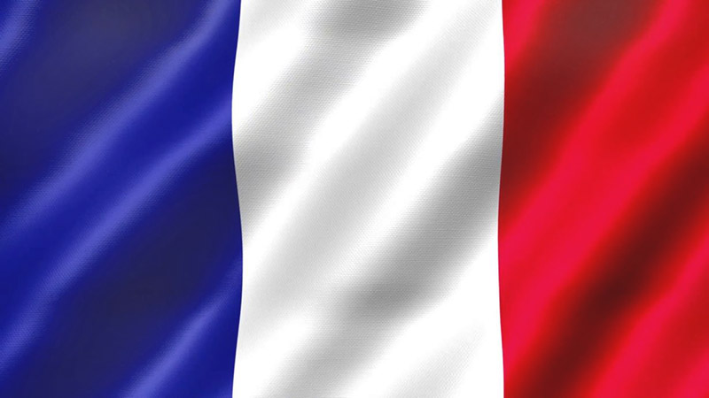 Французский флаг похож на наш, но с нюансами. И появился позже