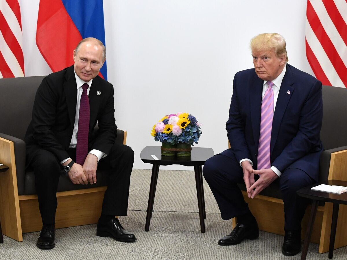    Президент РФ Владимир Путин и президент США Дональд Трамп во время встречи на полях саммита "Группы двадцати" в Осаке. 28 июня 2019© РИА Новости / Илья Питалев