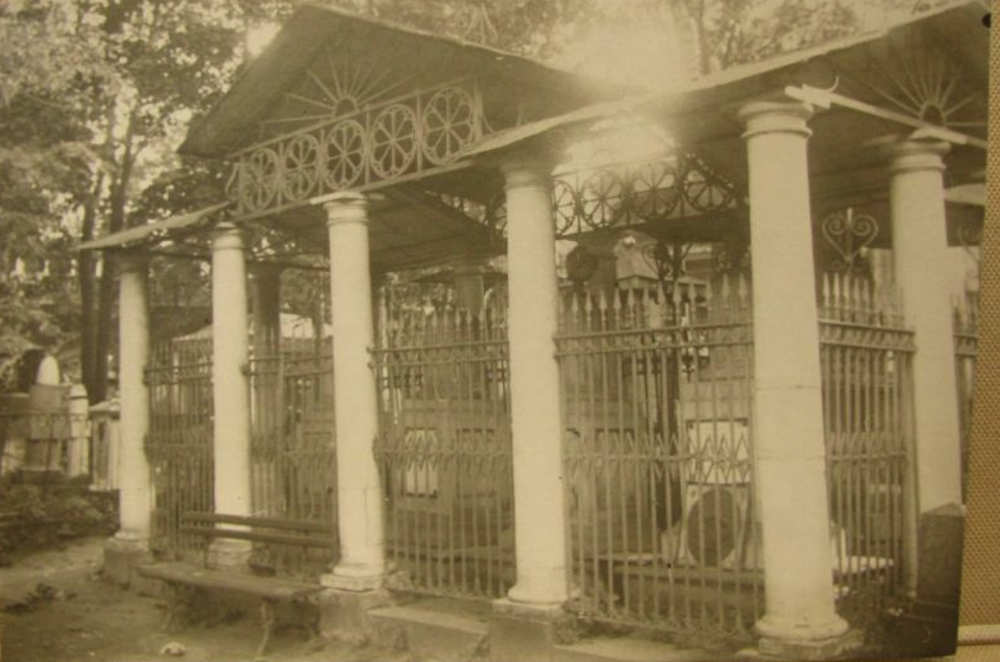 Захоронение Глебовых-Стрешневых. Фотограф: А.Т. Лебедев. 1929 год