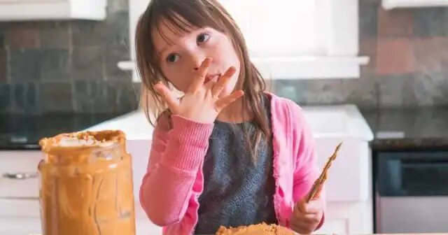 Детей постепенно приучали к арахисовой пасте.© Freepik