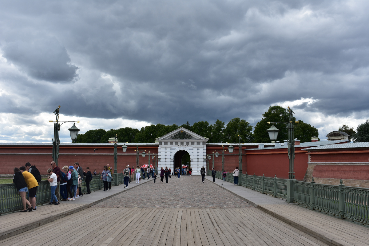 Иоанновские мост и ворота. Названы в честь царя Иоанна V, брата Петра I