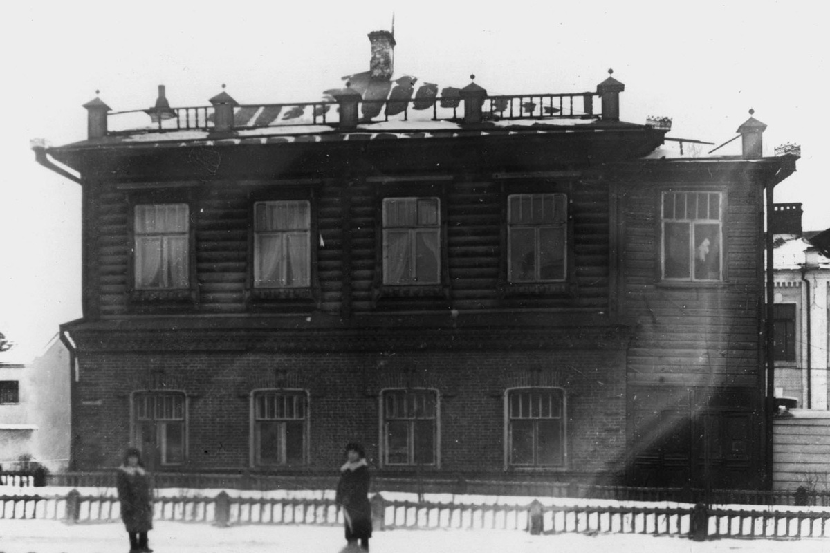 Дом Тереховых на Главном проспекте в Екатеринбурге. На фасаде нет вывески, но долгое время имено здесь размещалось фотоателье Ивана Терехова. Фотография из открытых источников