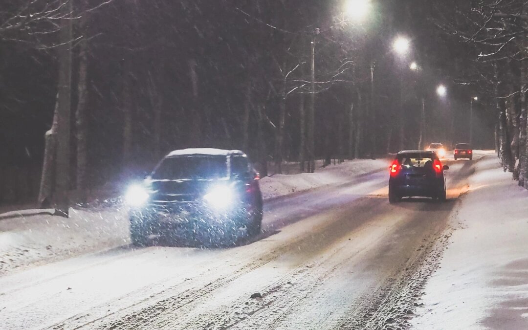 ПДД не запрещают моргать дальним светом, но это допустимо лишь в определенных случаях (Фото: Stanislav71 / Shutterstock / FOTODOM)