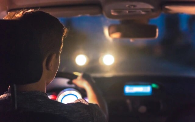 Кратковременное переключение на дальний свет оповещает встречных водителей о вашем ослеплении. Разрешается ПДД и оповещение дальним светом водителей, движущихся в попутном направлении, о вашем намерении произвести обгон   (Фото: WeAre / Shutterstock / FOTODOM)