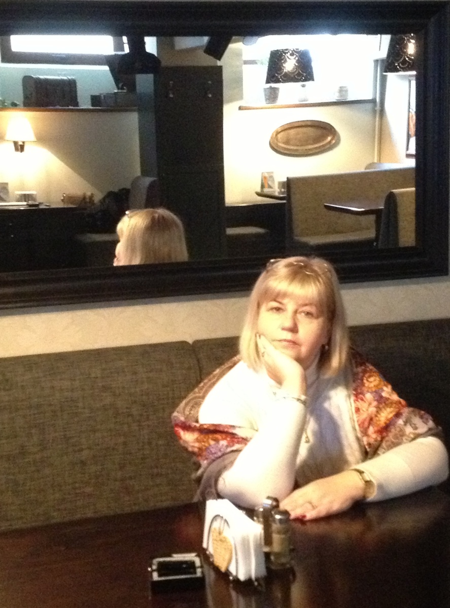 Наталья в ожидании завтрака.