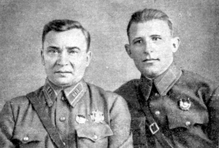 А.Е. Булыга – командир сводного пограничного отряда и красноармеец того же отряда С.В. Жданов