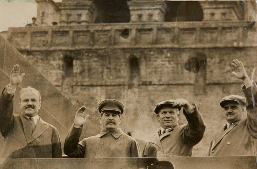 Фотохроника ТАСС. И.С. Сталин, В.М. Молотов, Н.С. Хрущев на трибуне Мавзолея. 1937 год. Источник изображения: https://bidspirit.com/ui/lotPage/source/catalog/auction/8037/lot/106679/Фотохроника-ТАСС-И-С-Сталин-В-М?lang=en
