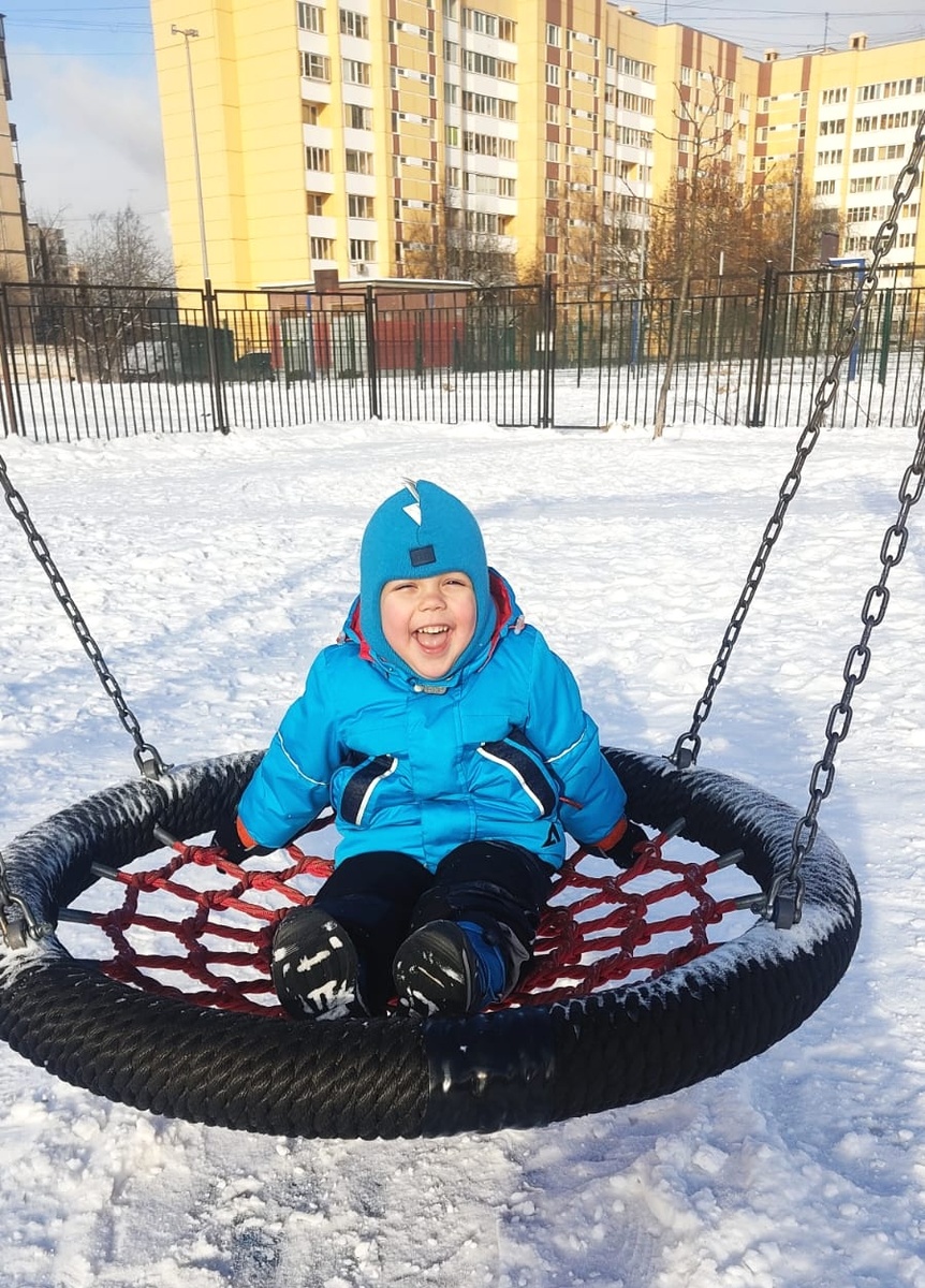 Иногда приходим на площадку и в старый двор, где жили первый год. На заднем плане тот самый дом. Не ностальгия)