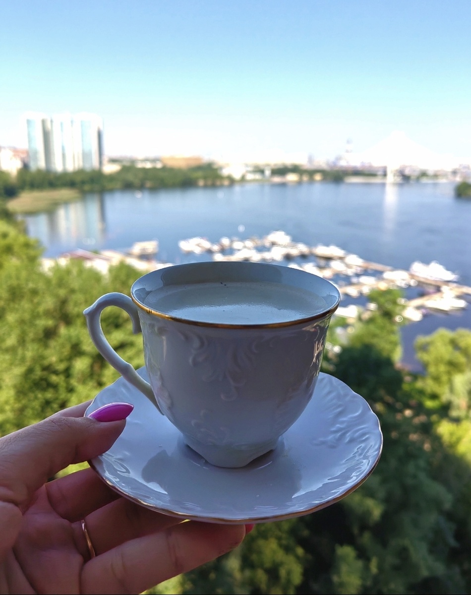 Летом каждое утро прекрасно на нашем балконе