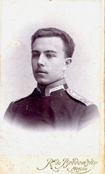 Юнкер Александровского военного училища Померанцев Николай Сергеевич (1885 - 1938). Москва, фотография Бродовского, 1906 год. Снят в мундире юнкера Александровского военного училища, позднее подпоручик 12-го гренадерского Астраханского полка.На обороте надпись: "Воспоминание о Ярославле от Н.С.Померанцева. 11.VIII.1909. Снят в 1906 году.". Благодарность за фотографию Александру Мурашкину. https://vk.com/wall-203745631_19773