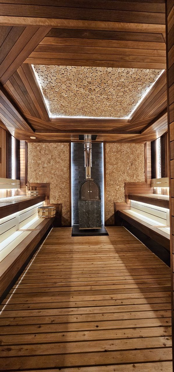 2 - Слой облицовки из камня в сетке, природного камня или кирпича.
Облицовка обладающая достаточной толщины, как кирпич, закладка камней в сетке, или готовые плиты из природного камня, служат как щит, закрывающий пространство парной от жесткого излучения металла печи. Наверняка в некоторых банях замечали, когда чувствуется, как от печи, жар, обжигает тело, и приходится переворачиваться на другой бок. Облицовка решает этот вопрос.