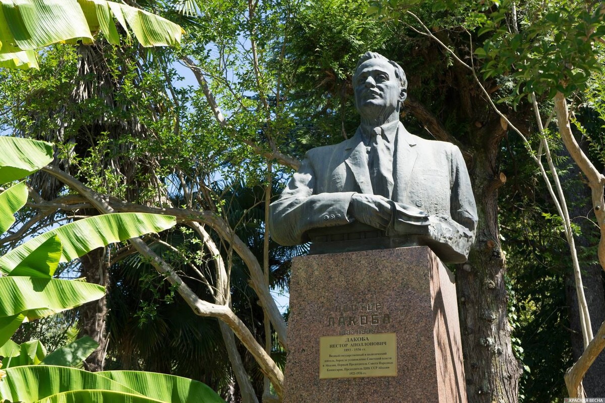Памятник Нестору Лакоба установлен в 1959 году возле входа в Ботанический сад г.Сухум