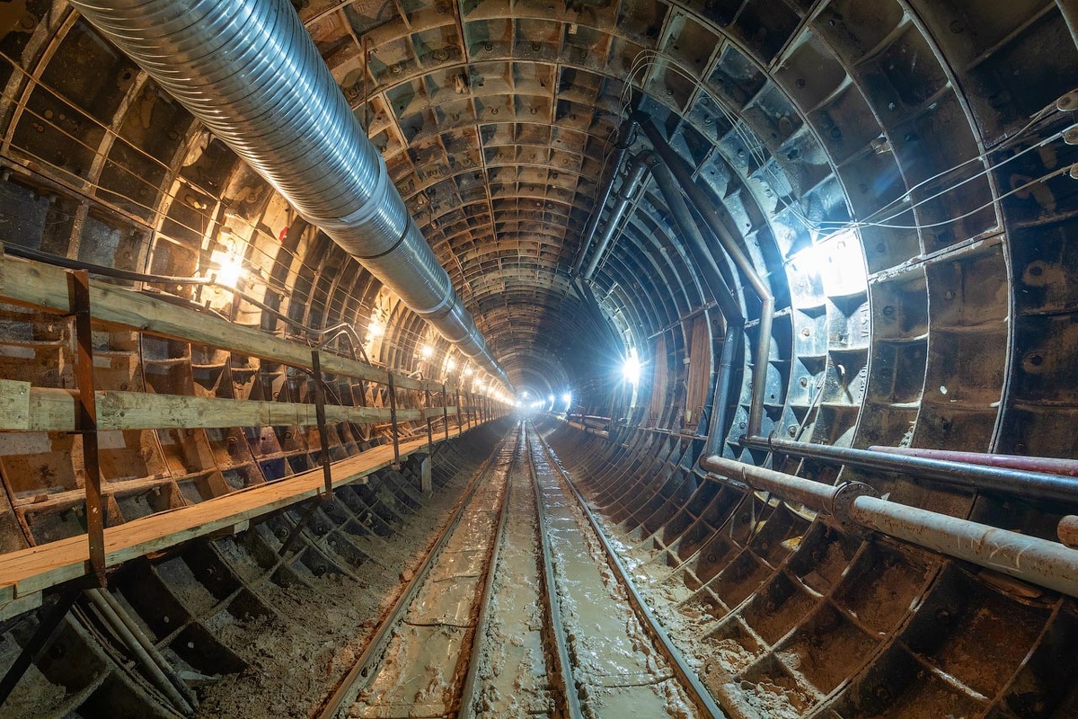 📷 1.1: Проходка обходных тоннелей с применением блокоукладчика.