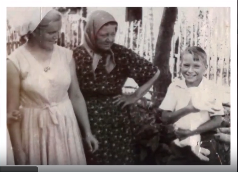 Володя с мамой, бабушкой и кроликом