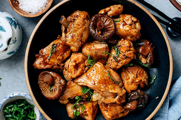 Курица с грибами на сковороде: простой, но эффектный рецепт из Поднебесной