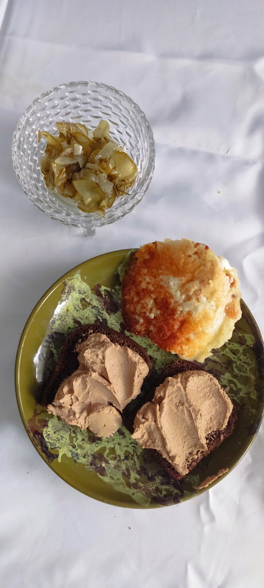 Доедаю сырник (очень вкусный), бутерброды с паштетом и зимним салатом из огурцов. 