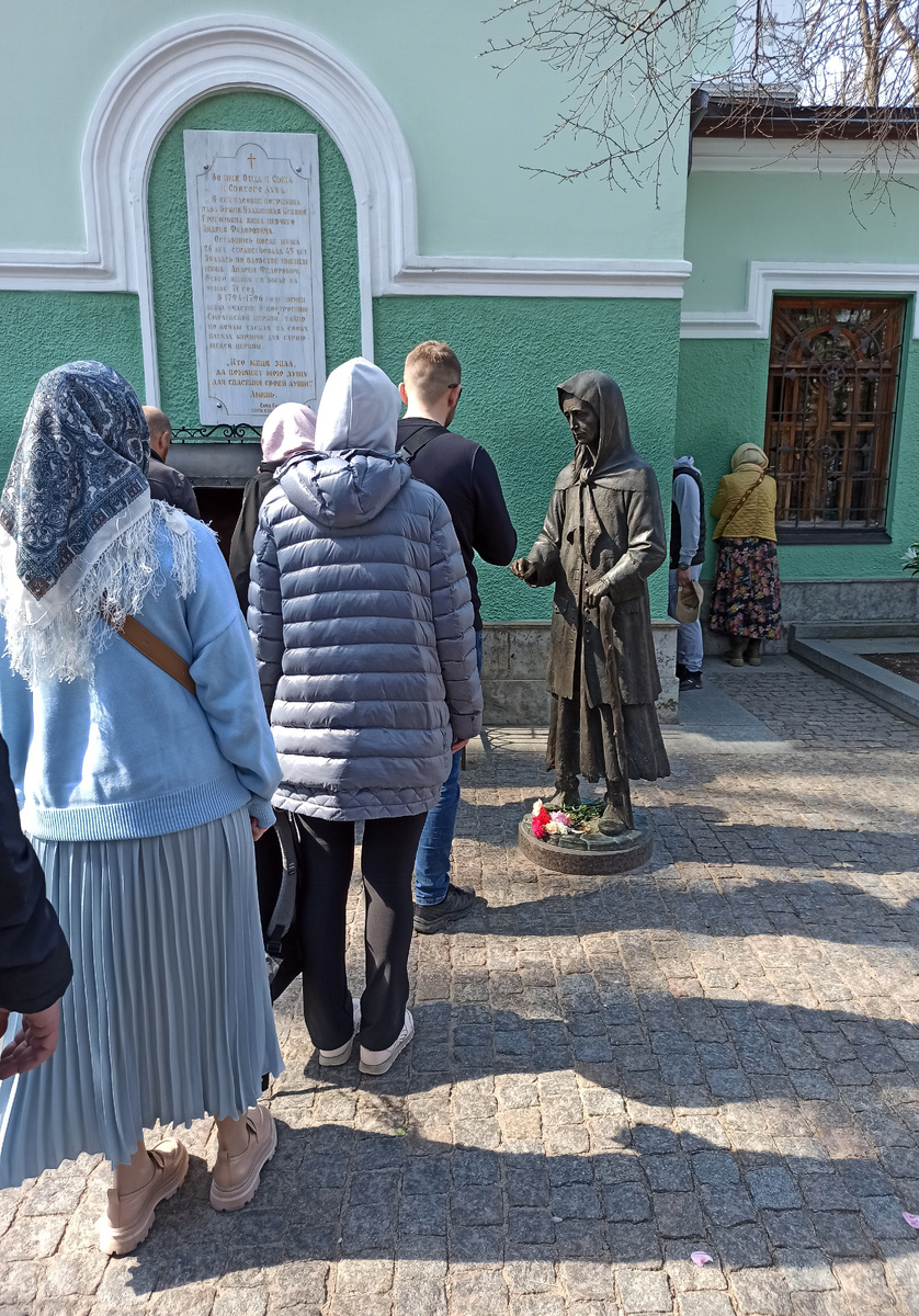 Просят люди помощи у Ксении Петербургской и получают её 