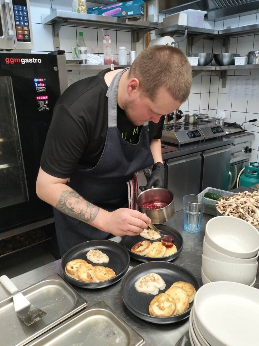 Этот парень тоже уже ушел из ресторана - не вынес абьюза