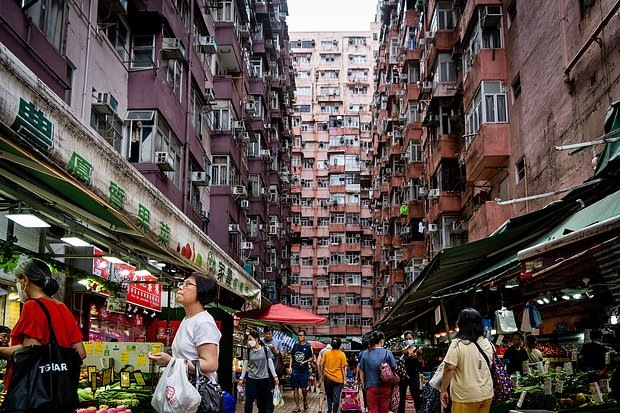    Продуктовый рынок под огромными многоквартирными домами Гонконга. Фото: Matt Hunt / Anadolu Agency via Getty Images
