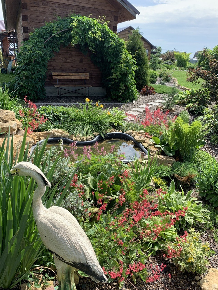 Удаленный уголок сада 