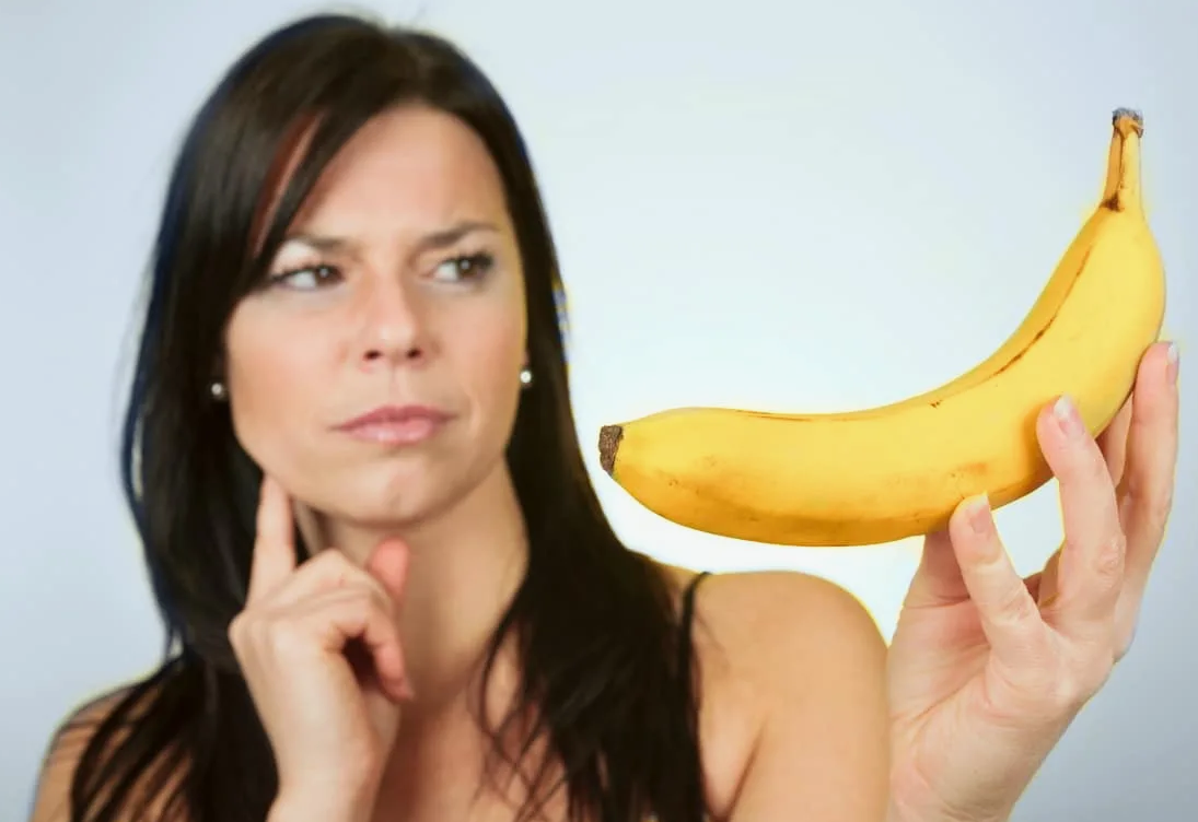 Девушка с бананом