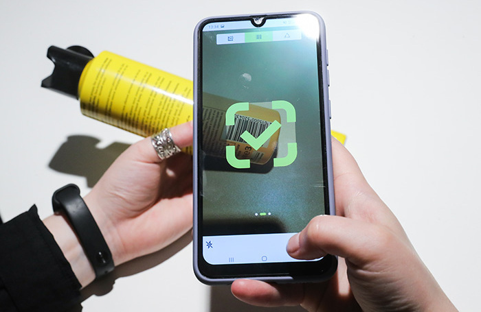    Сканирование маркировки товаров через приложение «Честный знак».Сергей Савостьянов/ТАСС