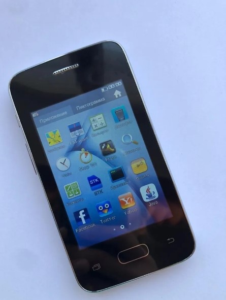 Так телефон выглядит на фото продавца. Источник: ozon.ru