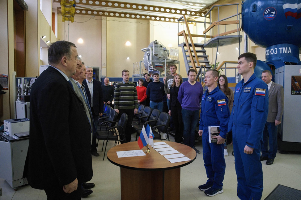 Экипаж докладывает о готовности к экзамену. Фото: ЦПК им. Ю.А. Гагарина