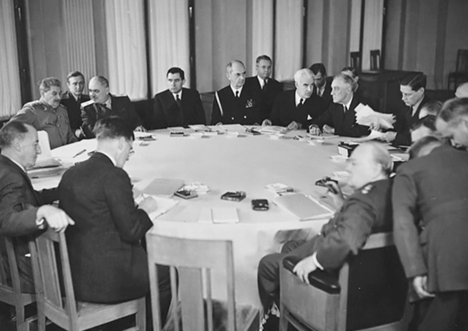 Лидеры «Большой тройки» за столом переговоров на ялтинской конференции