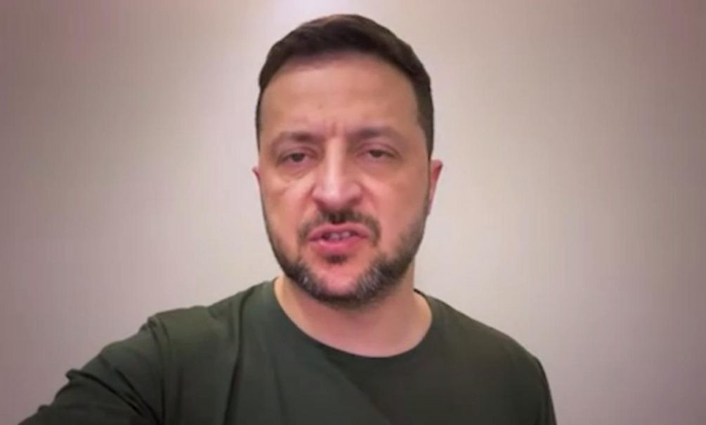   Зеленский всеми силами сохраняет лицо. Фото: стоп-кадр видео.