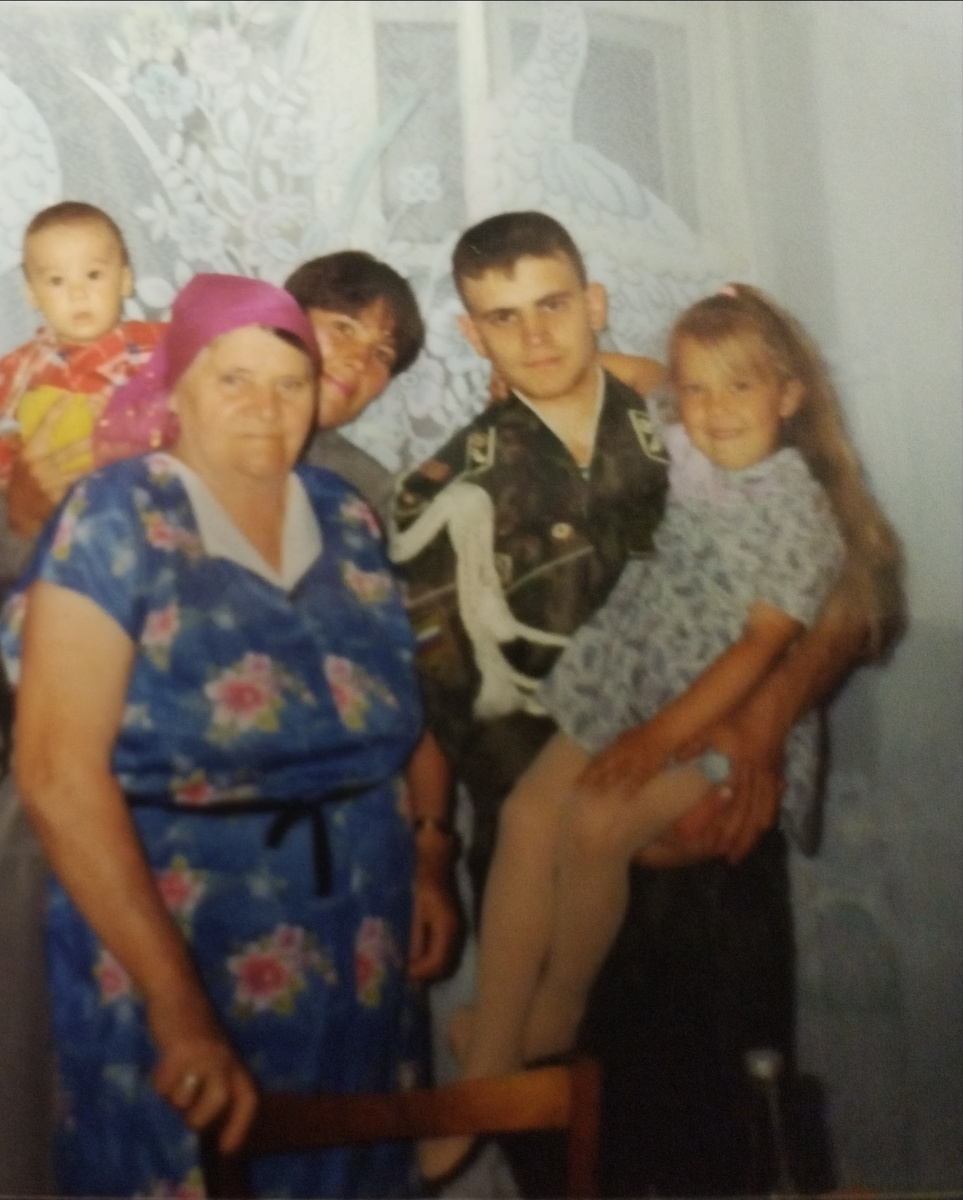 Моя бабушка, сын, я, дочь и двоюродный брат. 