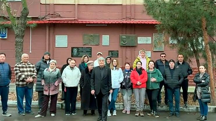 Активисты на фоне табличек выдающихся жильцов "Дома специалистов". Кадр из видеообращения к президенту