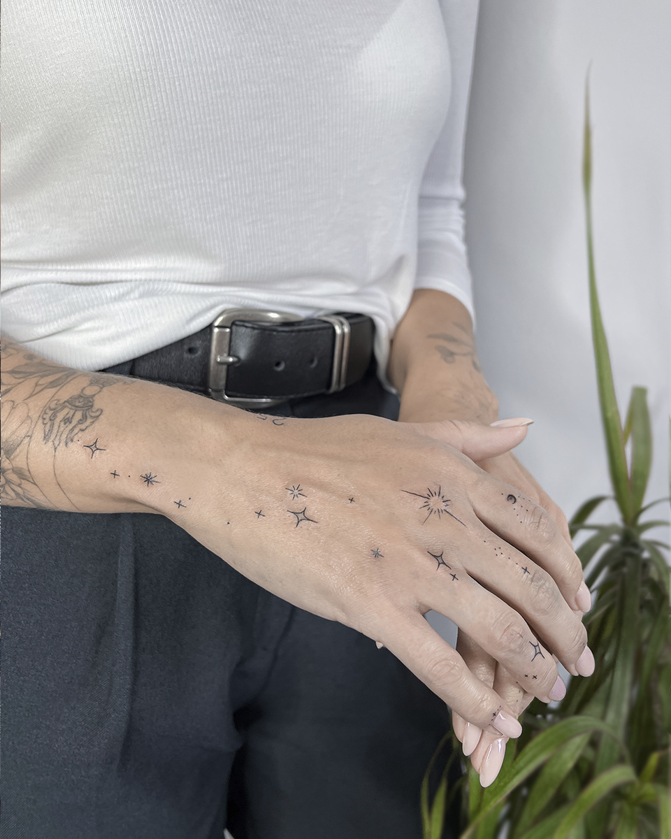 Татуировка "Звезды" в стиле Минимализм от Sorry Mom Tattoo