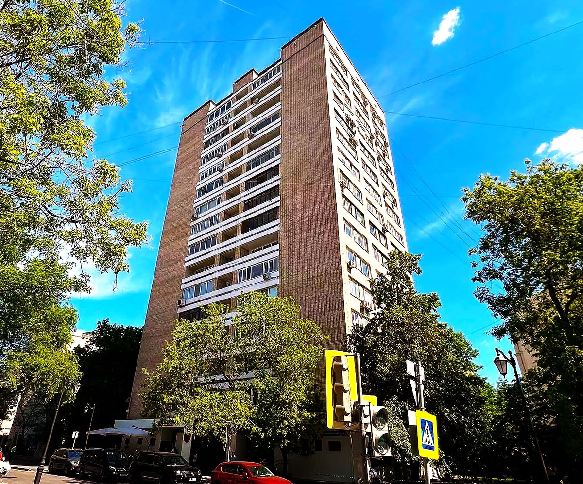 По адресу Большая Бронная, 2/6, находится шестнадцатиэтажная башня. Из открытых источников