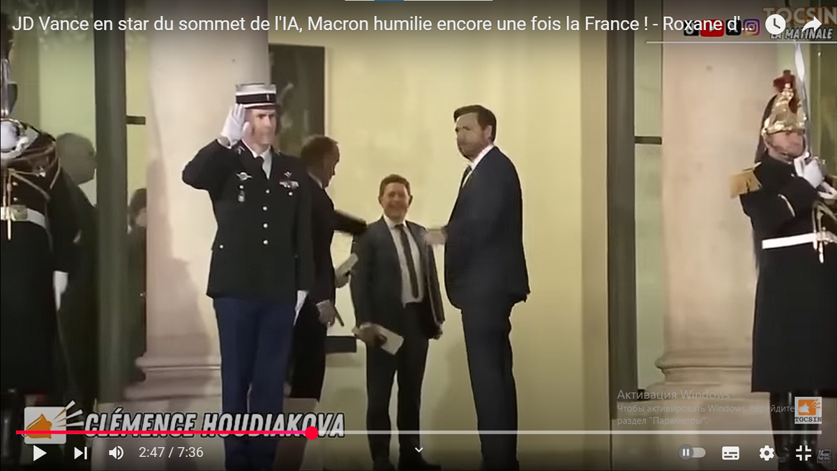 Работник службы протокола указывает Вэнсу, куда идти. Источник: канал Tocsin в YouTube.