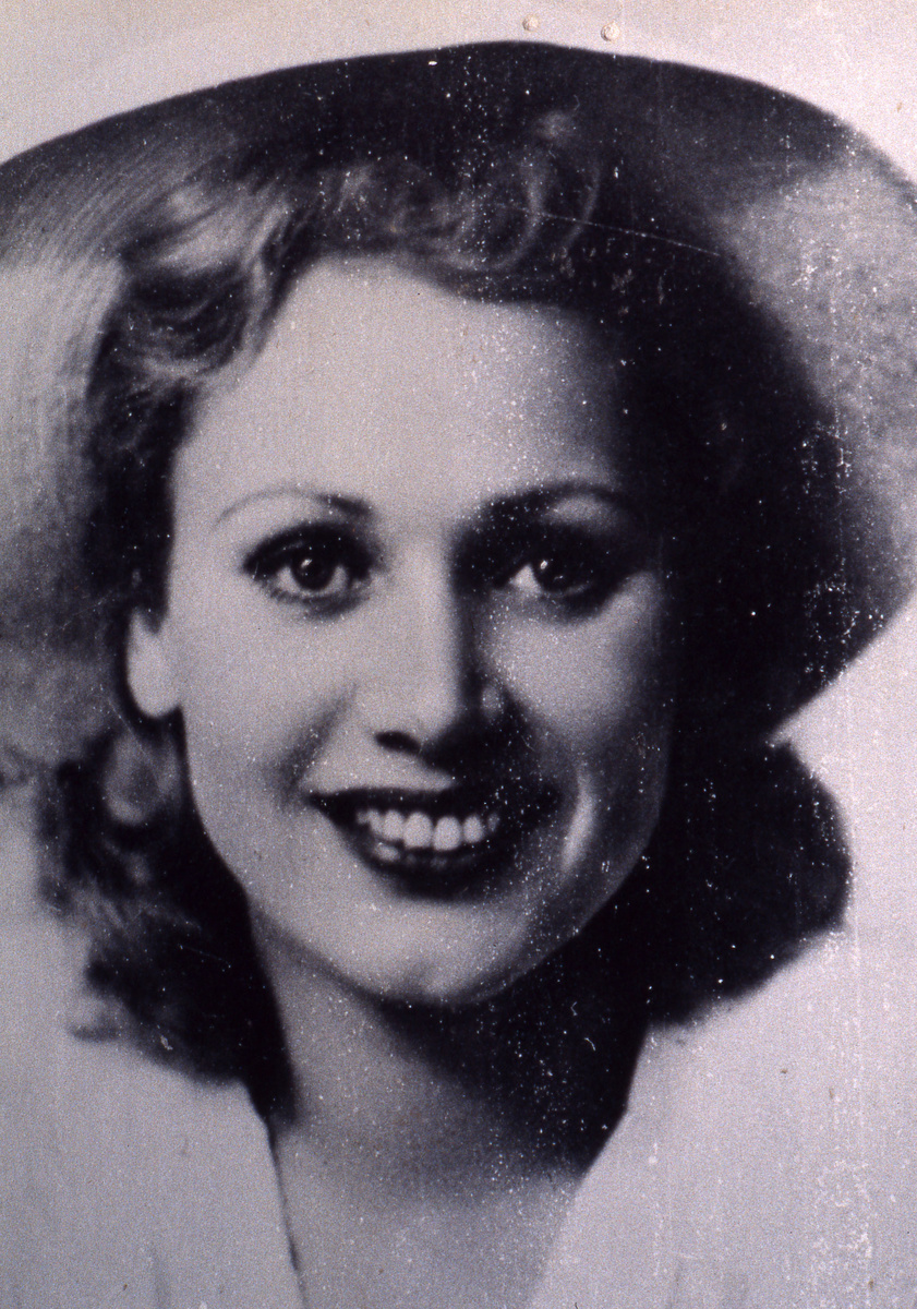    Лидия Смирнова родилась 13 февраля 1915 года. Её детство было непростым: мать страдала психическим расстройством после смерти младшего ребёнка, а отец, офицер царской армии, был вынужден эмигрировать после поражения армии Колчака. Смирнову воспитывали дядя и тётя / Legion-Media / Persona Stars