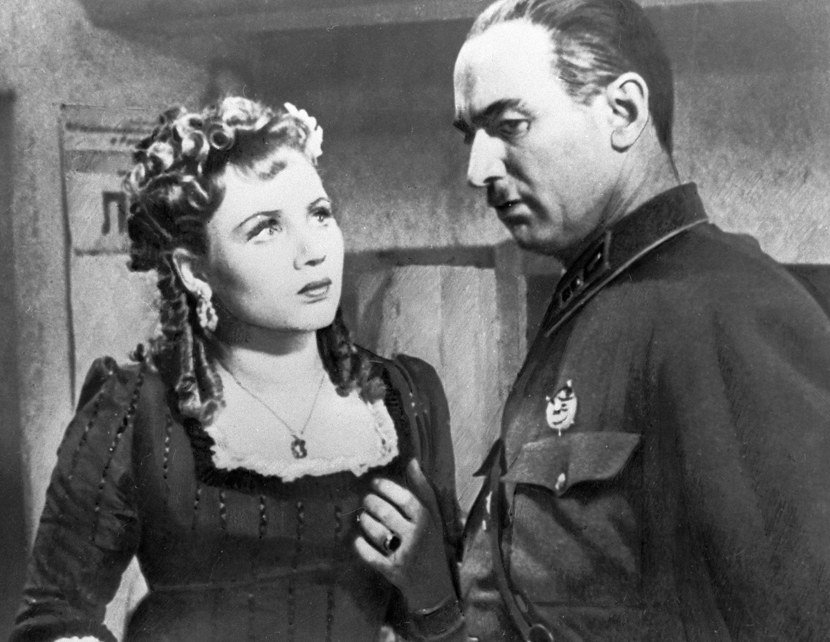    Окончив школу, Лидия Смирнова поступила в Московский промышленно-экономический техникум. В годы учёбы она также посещала хореографическое училище при Большом театре, однако пошла работать в Главное управление авиационной промышленности и продолжила образование в МАИ / РИА Новости