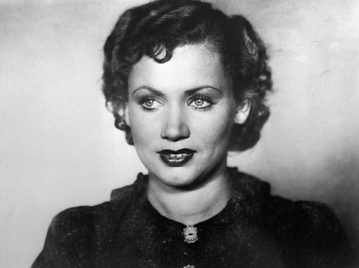    Со второго курса института Смирнова ушла, чтобы стать актрисой. Она выбрала школу-студию при Камерном театре, позже была зачислена в штат, однако выбрала съёмки в кино. Уже в 1940-м Лидия Смирнова прославилась благодаря главной роли в фильме «Моя любовь» / РИА Новости