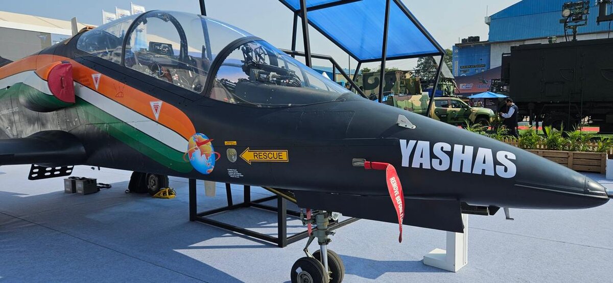 Индия представила модернизированный флагманский учебно-тренировочный самолёт / легкий штуровик HJT-36 под новым именем «Яшас». Фото: HAL