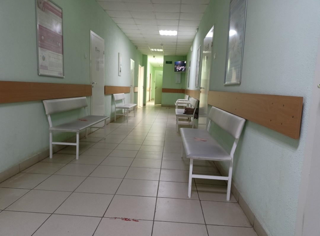 Пустой коридор женской консультации. Вы когда -нибудь такое видели?