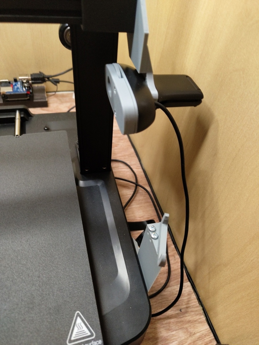 Кронштейн оказался очень полезным: теперь я могу снимать процесс печати и делиться им с вами.