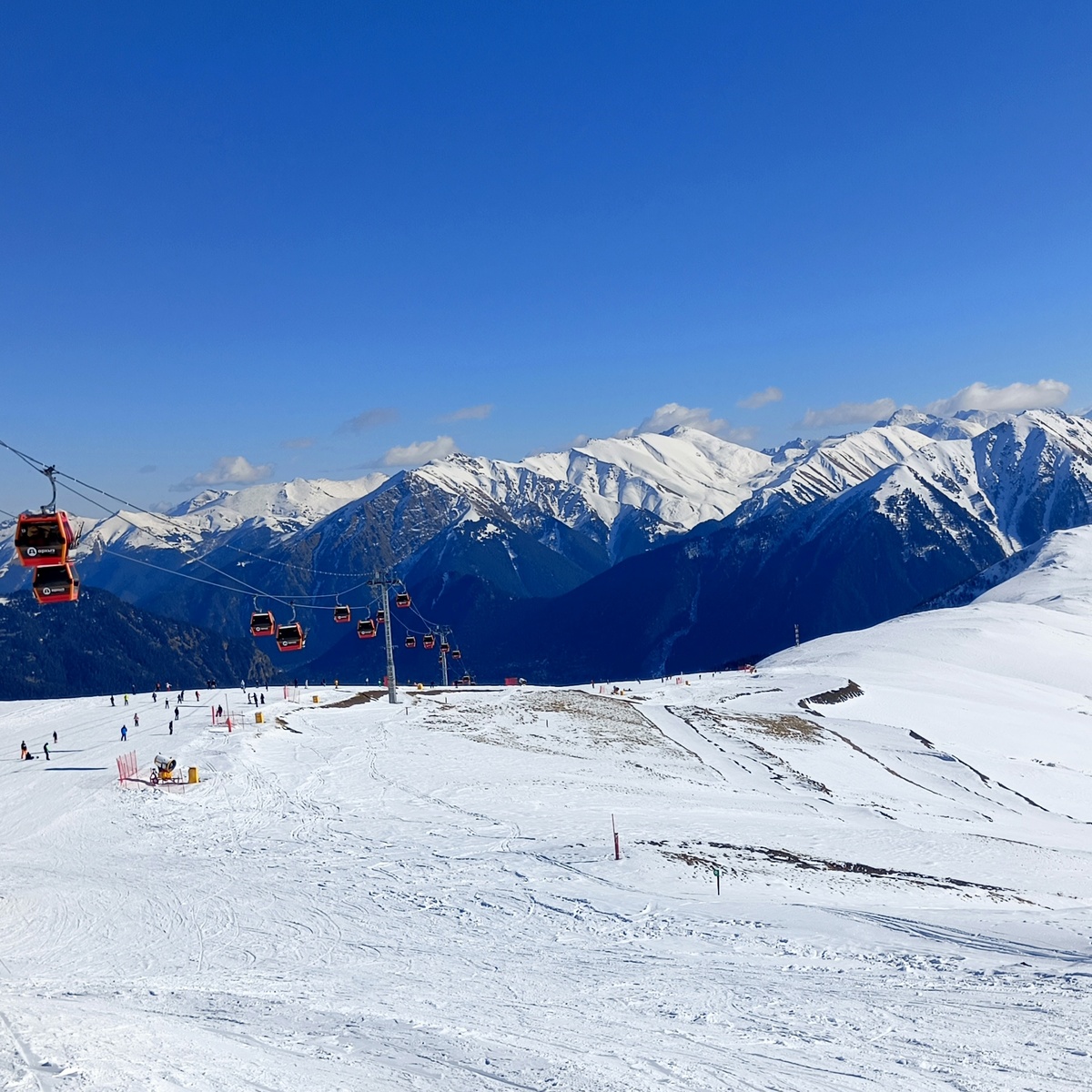 Отличный вид с северного склона горнолыжного курорта Архыз.