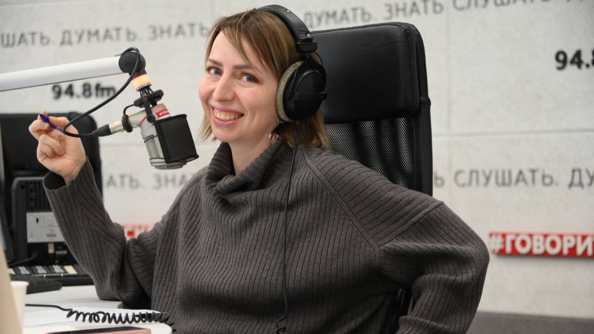    Ведущая радиостанции «Говорит Москва» Марина Александрова в студии во время прямого эфира / Фото: Пелагия Замятина / Вечерняя Москва